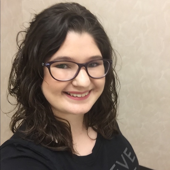 Bonnie Gillespie - Poshmark Profile Picture of Bonnie Gillespie (@bonibel) on Poshmark