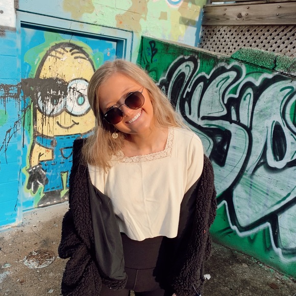 Profile Picture of Lucy Custer (@lucycuster01) on Poshmark