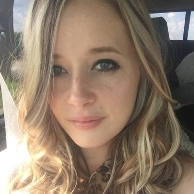 Profile Picture of Elizabeth Weeks (@lizroseweeks) on Twitter