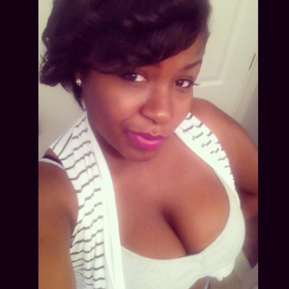 Profile Picture of Lakema Nelson (@allthewayposh) on Poshmark