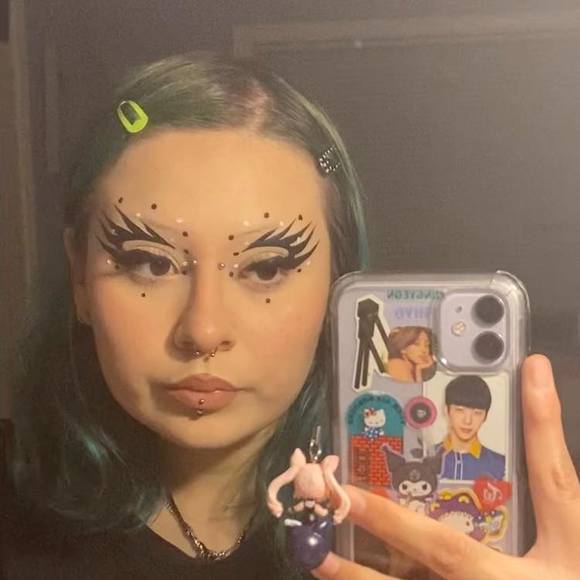 Profile Picture of Genesis Alvarado (@genenenesis) on Poshmark