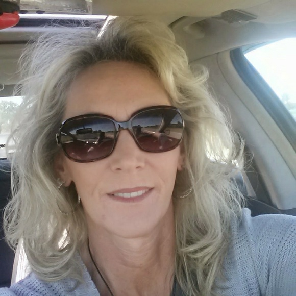 Profile Picture of Bonnie Mcharge (@bonniemcharge) on Poshmark