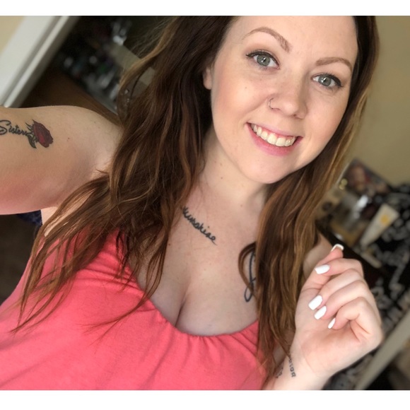 Profile Picture of Mary Dickinson (@mdickinson24) on Poshmark
