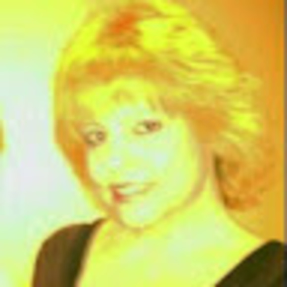 Profile Picture of Laura Michael (@llmichael722) on Poshmark