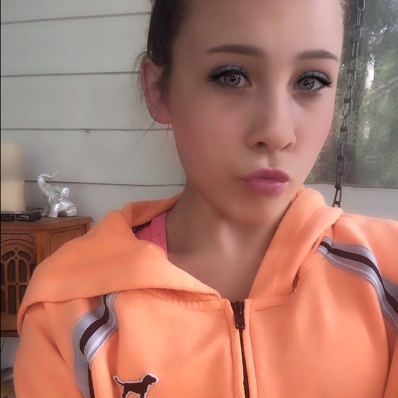 Profile Picture of Arianna Ryan (@arianna1567) on Poshmark