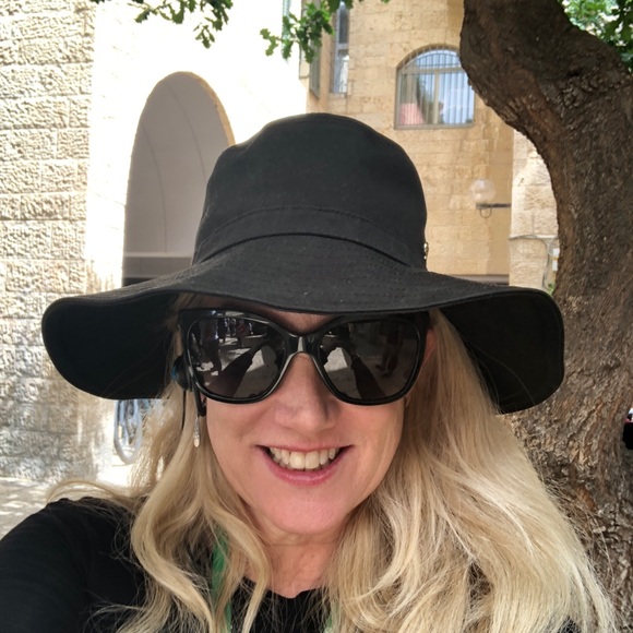 Profile Picture of Susan Quello (@susanquello) on Poshmark