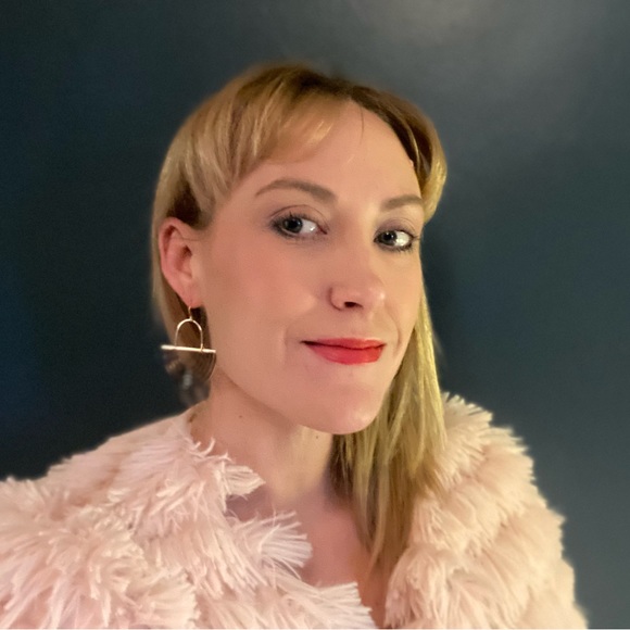 Profile Picture of Jenny Kittinger (@jennykittinger) on Poshmark
