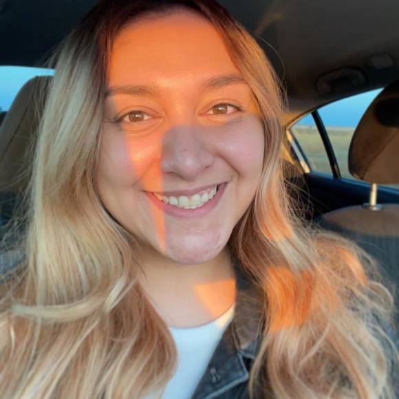 Profile Picture of Evanni Servantez (@evanni21) on Poshmark