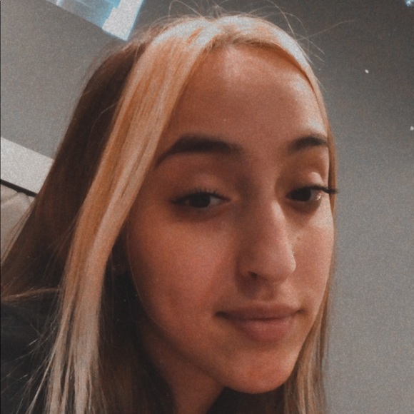 Profile Picture of Emily Andrews (@emilymoore414) on Poshmark