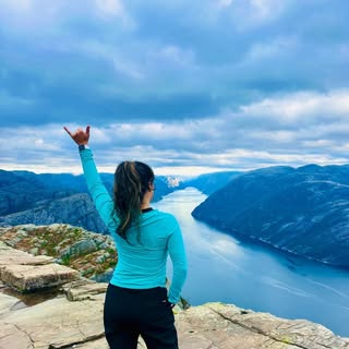 Profile Picture of 𝓜𝓼. 𝓒𝓱𝓪𝓷𝓪𝓷𝓭𝓵𝓮𝓻 𝓑𝓸𝓷𝓰 (@_lahela) on Instagram