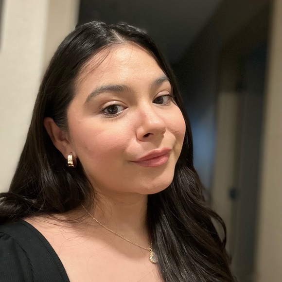 Profile Picture of Eve Alvarez (@evesxocloset) on Poshmark