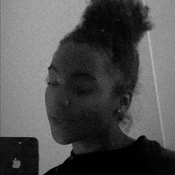 Profile Picture of Mani Lee🦋 (@manileeyan) on Poshmark