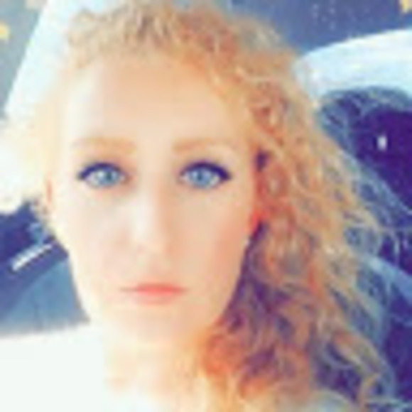 Profile Picture of Stephanie Shullaw (@sshullaw) on Poshmark