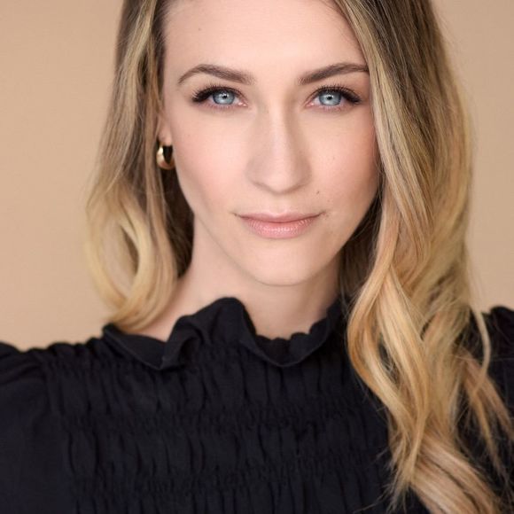 Profile Picture of Jillian Fraser (@jillianwalchuk) on Poshmark