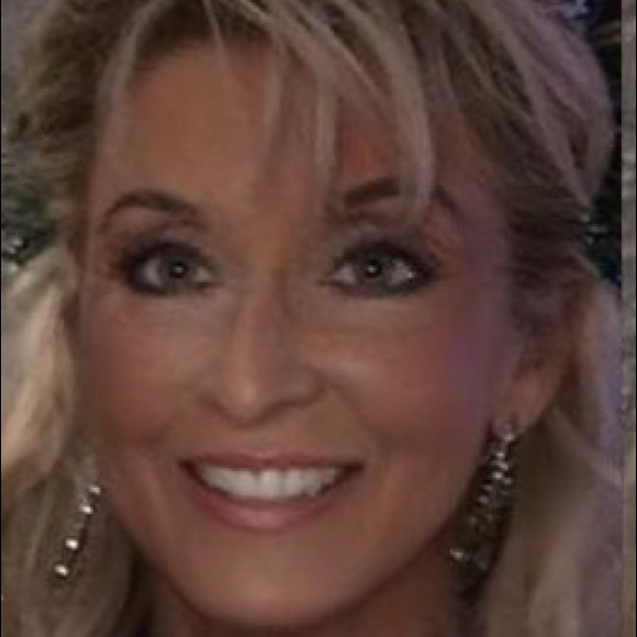 Profile Picture of Dawne Almeida (@dawnealmeida) on Poshmark