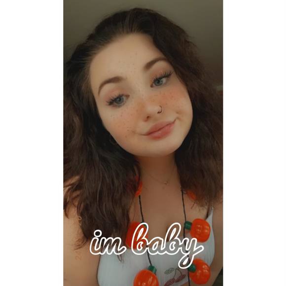 Profile Picture of Raychalle Cristina (@raychalle_) on Poshmark