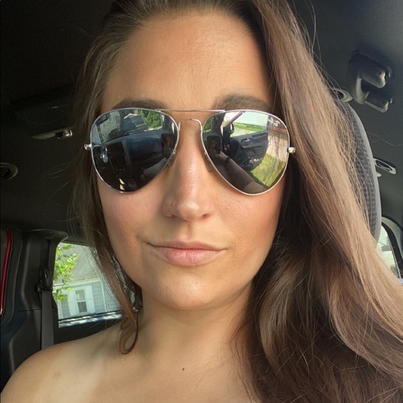 Profile Picture of Victoria Pizzuti (@vpizzuti) on Poshmark