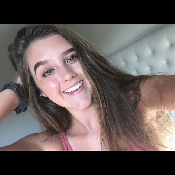 Profile Picture of Gabby Yoder (@gabbyyoder) on Poshmark