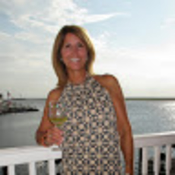 Profile Picture of Cindy Roach (@cindyroachgmail) on Poshmark