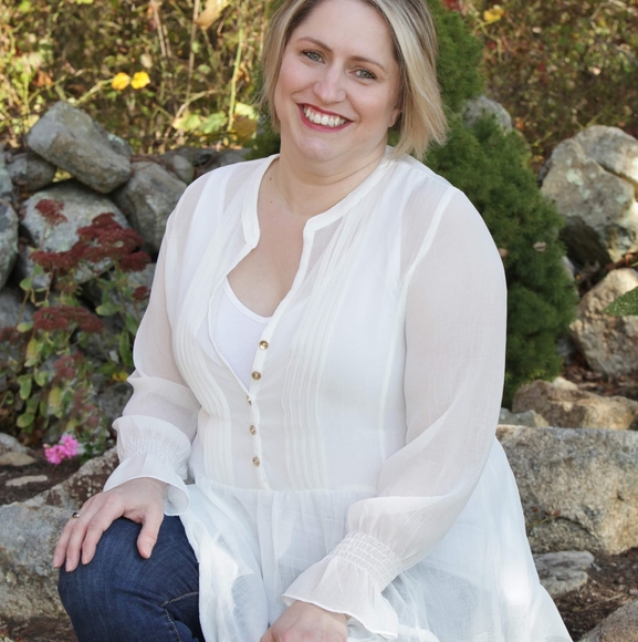 Profile Picture of Lisa Mcnulty (@lisastudio204) on Poshmark