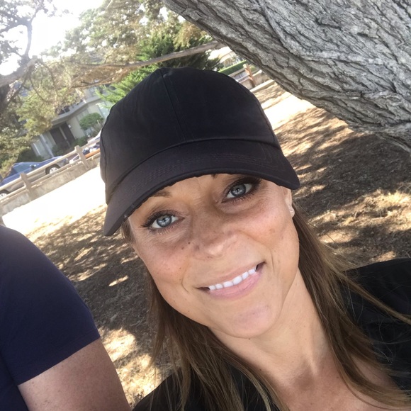 Profile Picture of Tara Pfeiffer (@tarapfeiffer123) on Poshmark