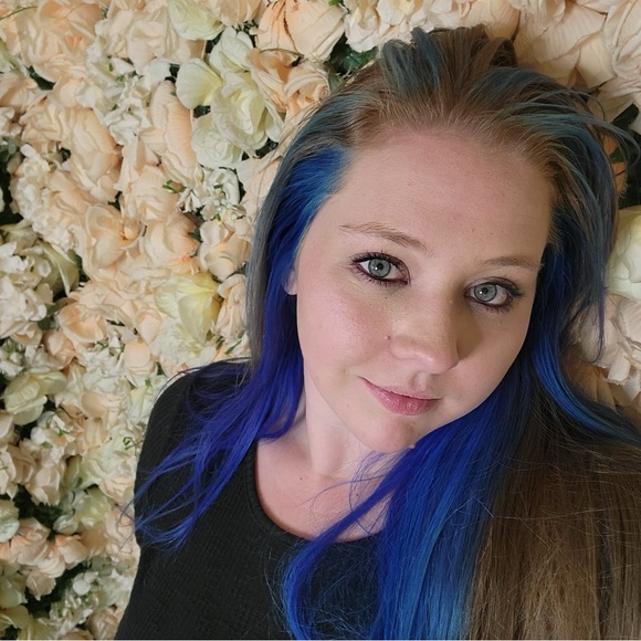 Profile Picture of Jonica Stinebower (@jonicasue) on Poshmark