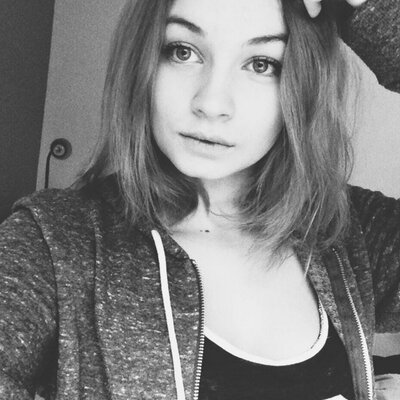 Profile Picture of Julia Knapp (@realjuliaknapp) on Twitter