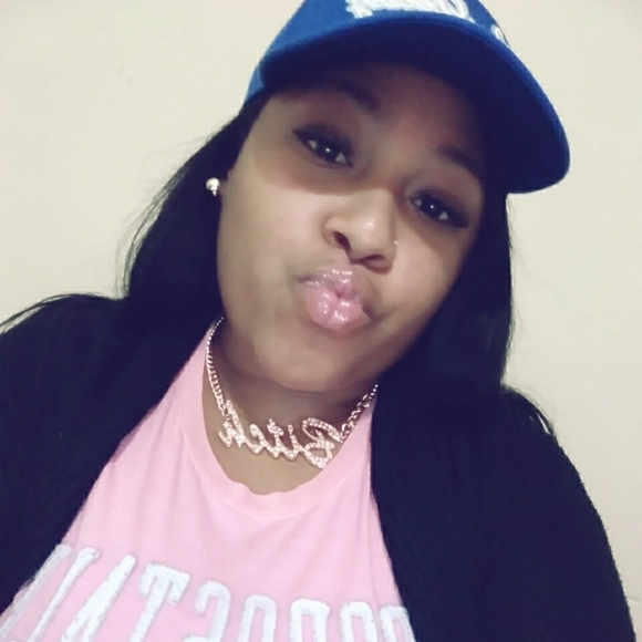 Profile Picture of Shakira Brooker (@kirathickness) on Poshmark