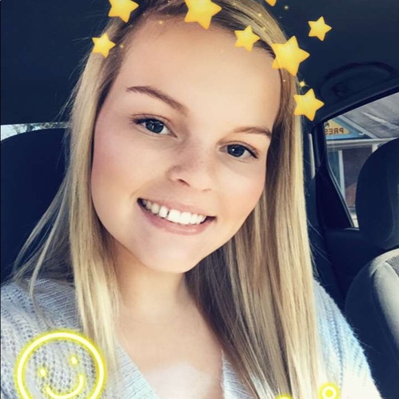 Profile Picture of Danielle Dischar (@danielledischar) on Poshmark