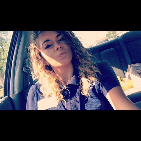 Profile Picture of Brooke Stoler (@brookie282) on Poshmark