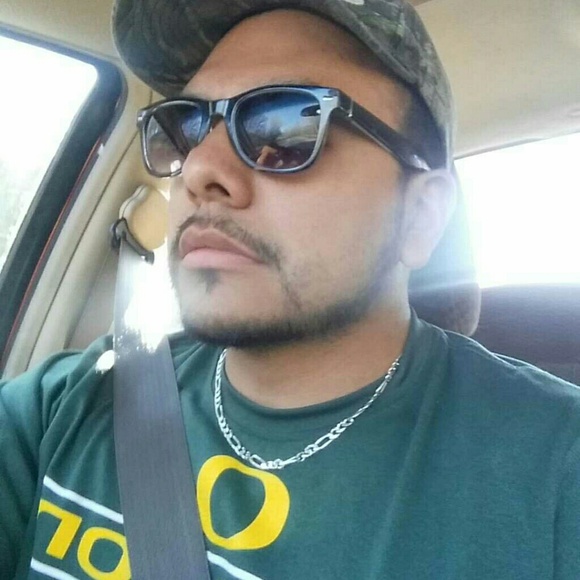 Profile Picture of Efrain Robles (@etrain) on Poshmark