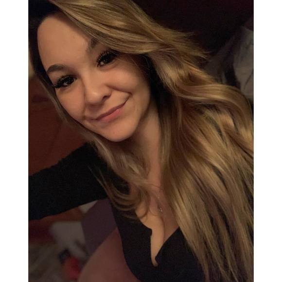 Profile Picture of Carlanne Labrie (@carlannelabrie) on Poshmark