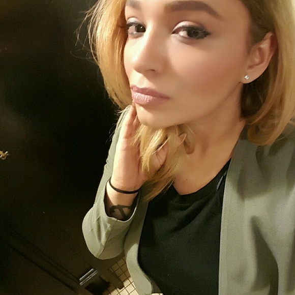 Profile Picture of Christina Bonnet (@c_tina06) on Poshmark