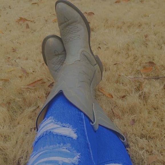 Profile Picture of Liberty Falkenberry (@dabbqueen123) on Poshmark