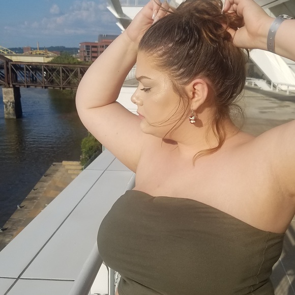 Profile Picture of Renee Downs (@reneeann16) on Poshmark