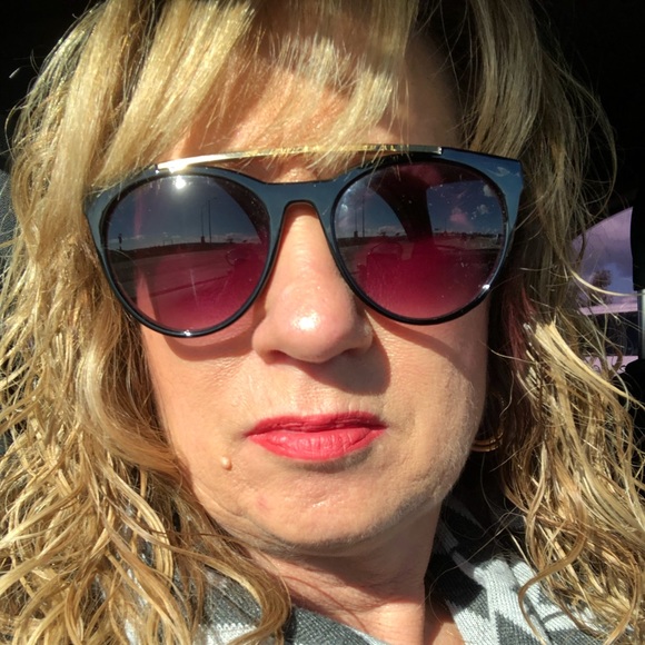 Cindy Champagne - Poshmark Profile Picture of Cindy Champagne (@champagnecd) on Poshmark
