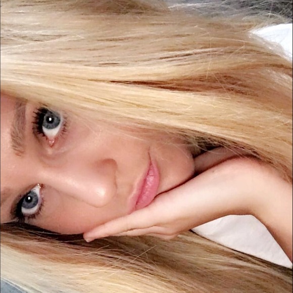 Profile Picture of Leah Hornbuckle (@lleaauhh) on Poshmark