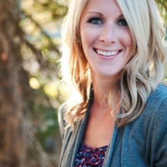 Profile Picture of Rosana Richardson (@rosanar) on Poshmark