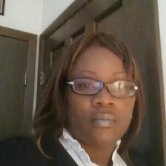 Profile Picture of Mimi Engwanda (@mimiengwanda) on Poshmark