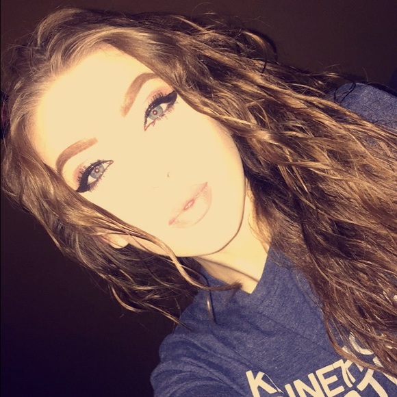 Profile Picture of Alysa Jones (@alysajones16) on Poshmark