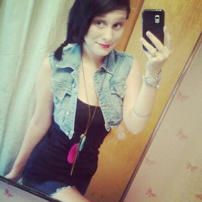 Profile Picture of Michaela  ☮ (@im_awks_doe) on Twitter