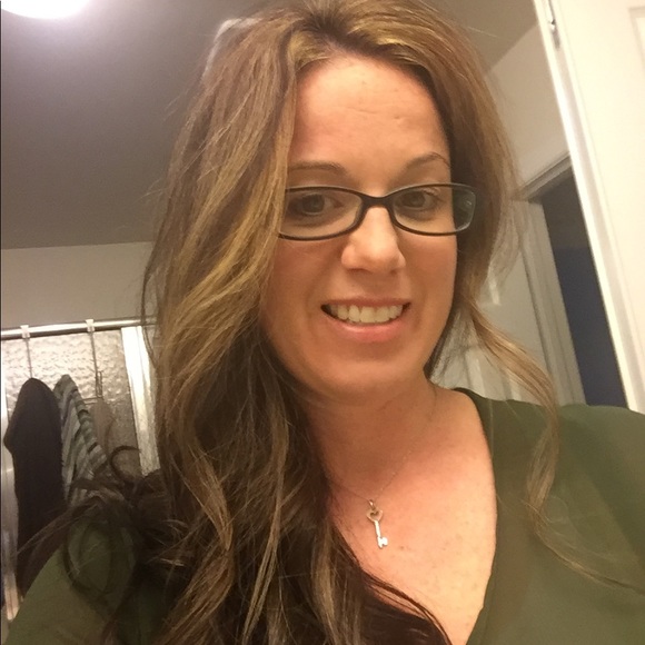 Profile Photo of Stephanie Toth (@stoth82) on Poshmark