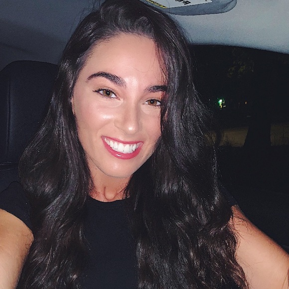 Profile Picture of Grace Pomfred (@grace_pomfred) on Poshmark