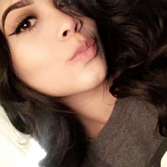 Profile Picture of Brianna Alvarez (@beecxos) on Poshmark