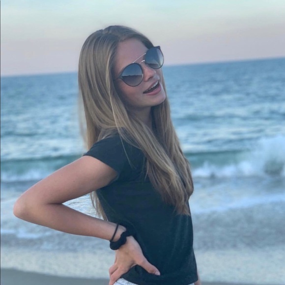 Profile Picture of Jeff Bloxton (@oliviablox) on Poshmark
