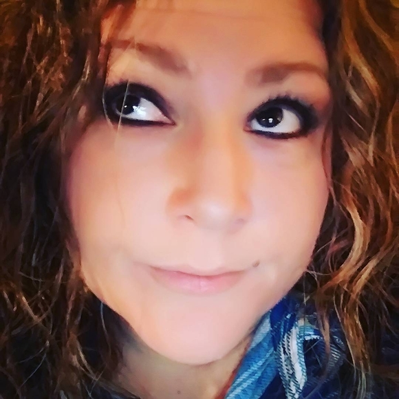 Profile Picture of Andrea Asher (@andieroofs) on Poshmark