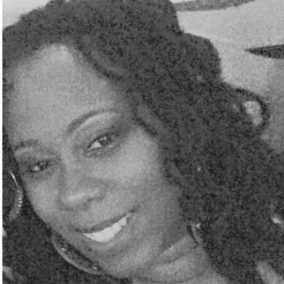 Nikki Holmes - Poshmark Profile Picture of Nikki Holmes (@nikkiholmes2) on Poshmark