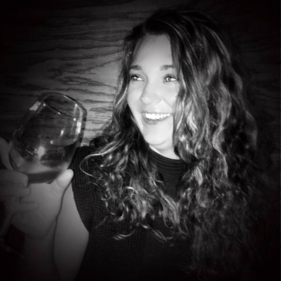 Profile Picture of Baylee Hugger (@bayhuggs) on Poshmark