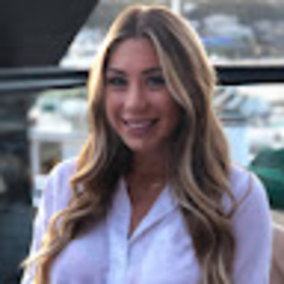 Profile Picture of Elizabeth Seelinger (@e_seelinger) on Poshmark