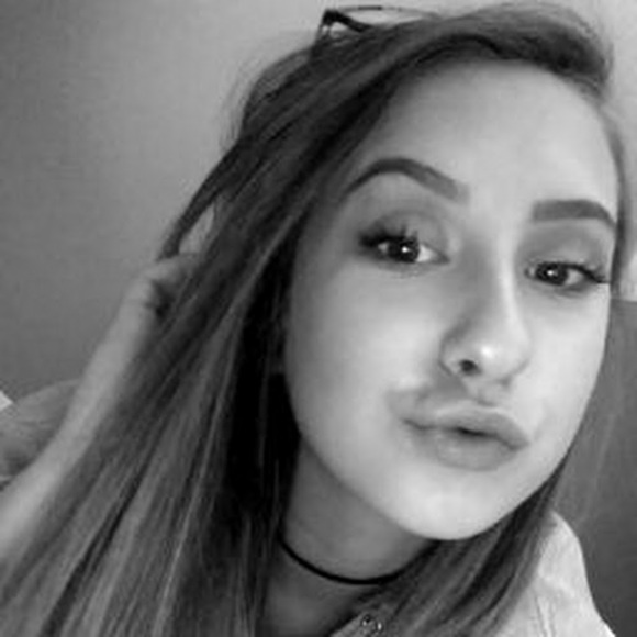 Profile Picture of Ryleigh Schackow (@ryschack0) on Poshmark